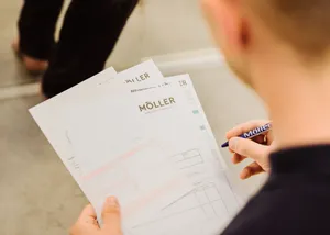 Kostenvoranschlag wird in der Hand gehalten