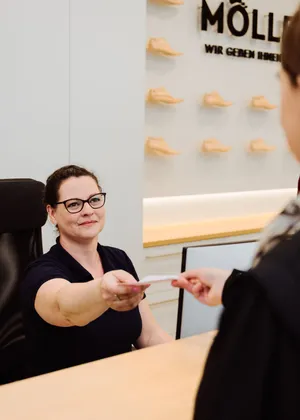 Rezeptübergabe am Tresen