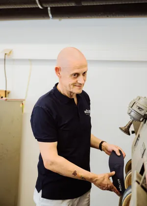 Ein Mitarbeiter fertigt eine Einlage