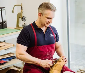 Mitarbeiter bei der Fertigung einer Schuheinlage