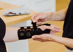 Handbandage bei der Anprobe