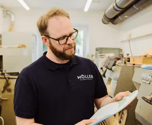 Ein Mitarbeiter kontrolliert eine Einlage