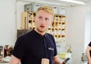 Einer der Geschäftführer hält eine Leiste