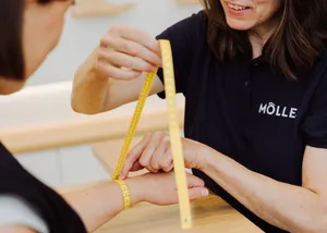 Sanitätsfachverkäuferin bei der Arbeit