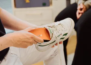 Einlage wird in Schuh geschoben