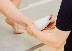 Verbundener Fuß wird begutachtet