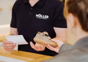 Rübergabe Rezept und Kinderschuh