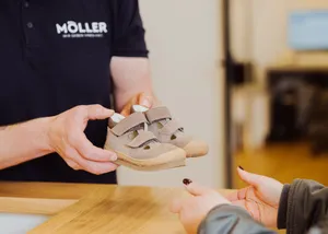 Übergabe fertiger Schuhe