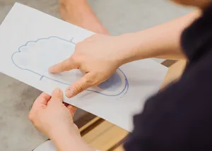 Mitarbeiterin begutachtet den Abdruck eines Kunden