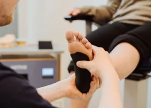 Anpassung einer Einlage am Fuß