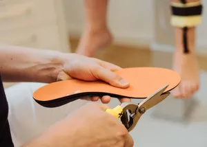 Einlage wird mit einer Schere zurechtgeschnitten