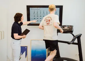 Ganganalyse am Laufband vor Monitor